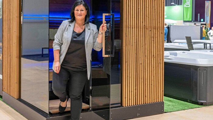 Andrea Wack präsentiert auf der Häuslbauermesse Saunen für drinnen und draußen.