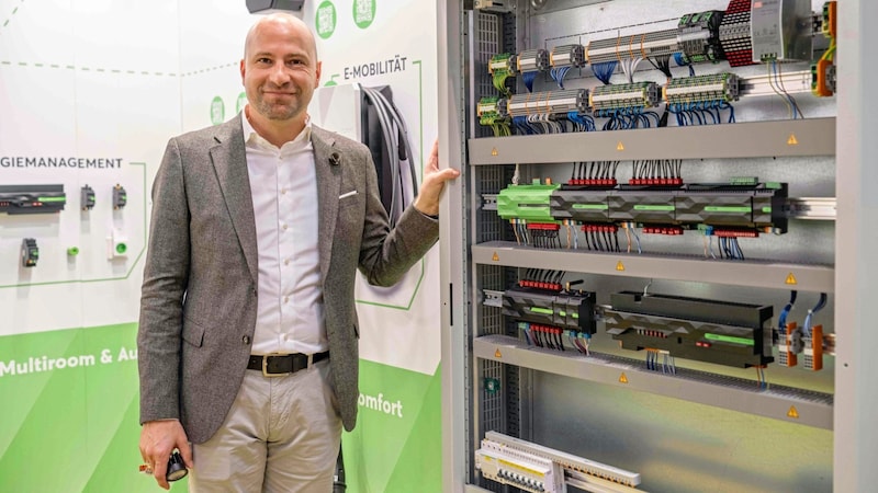 Bernhard Posch mit einem Beispiel für zentral gebündelte Haustechnik (Bild: Diverse Fotografen honorarfrei/Jürgen Fuchs)