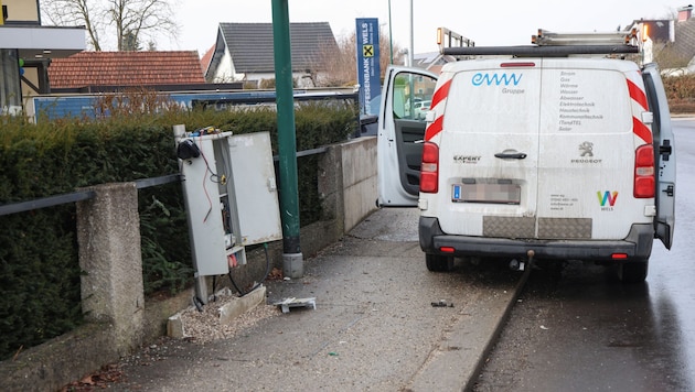 Shortly after midnight, it suddenly went dark because this switch box had been mowed down. (Bild: Matthias Lauber/laumat.at)