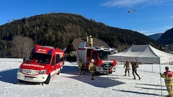 Rettung, Feuerwehr, Bergrettung und Polizei waren im Einsatz. (Bild: FF Ramingstein)