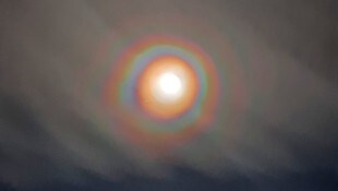 Eine Korona um den Mond sieht man nicht alle Tage, am besten zu erkennen ist das Phänomen bei ...