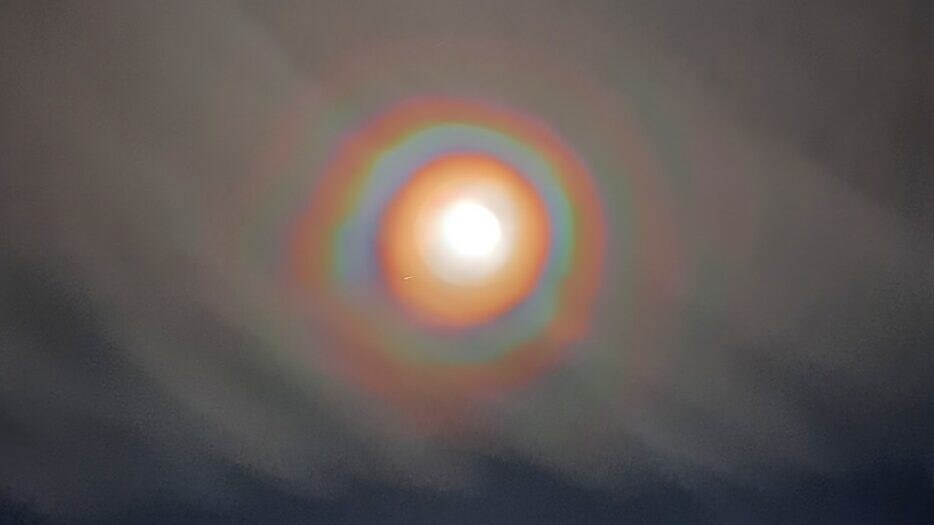 Magic Krone Celestial phenomenon - Light magic: The moon with a colorful wreath ...