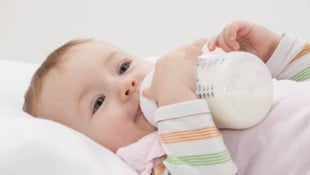 Was ein Baby so zu sich nimmt, sollte kontrolliert werden. Wird es auch – zum Glück. Immerhin sind hunderte Kinder durch Panscherei zu Schaden gekommen. (Bild: stock.adobe.com/ManEtli )