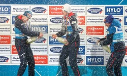 Jan Hörl, Daniel Tschofenig und Stefan Kraft (v.l.) hatten bei der Tournee-Siegerehrung ...