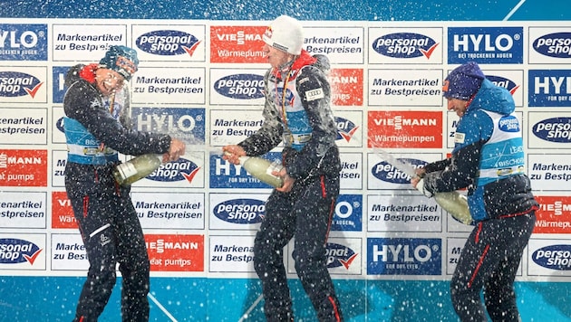 Jan Hörl, Daniel Tschofenig and Stefan Kraft (from left) had fun together at the Tournament award ceremony. (Bild: Tröster Andreas/ANDREAS TROESTER)