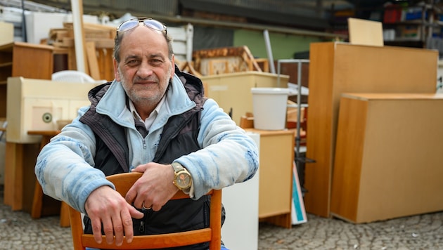 Siegfried Weizhofer supplements his unemployment benefit in a junk store. If this tax-free additional income were to be cut, the 56-year-old would really struggle. (Bild: Werner Kerschbaummayr/TEAM FOTOKERSCHI / WERNER KERSCHBAUMMAYR)