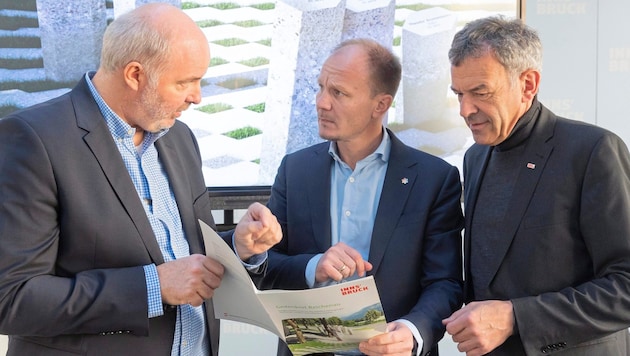 Stadtarchivar Lukas Morscher, Bürgermeister Johannes Anzengruber und Kulturreferent Vize-BM Georg Willi (v.li.) stellten ihre Pläne für die neue Gedenkstätte vor. Die Bauzeit von zwei Jahren sorgte für Kritik. (Bild: Christian Forcher/Fotoworxx)