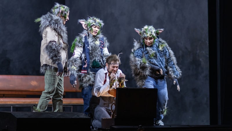 The three boys, enchanted into wise trolls, help Papageno (Ludwig Mittelhammer) to find his Papagena. (Bild: (c) Wiener Staatsoper, Sofia Vargaiova)