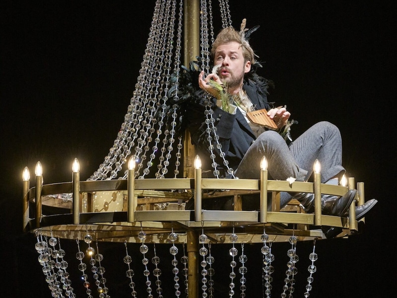 Papageno seeks the light - and is allowed to dance around in the chandelier. (Bild: (c) Wiener Staatsoper, Michael Poehn)