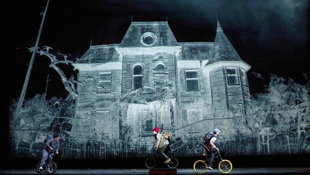 The three boys (students of the Vienna State Opera's opera school) save themselves from a storm in the haunted house - and the magic of the Magic Flute can begin! (Bild: (c) Wiener Staatsoper, Michael Poehn)