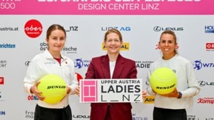 Turnierchefin Sandra Reichel (M.) mit Julia Grabher (r.) und Mavie Österreicher (l.) die sich eine Quali-Wildcard erspielte. (Bild: cityfoto.at)