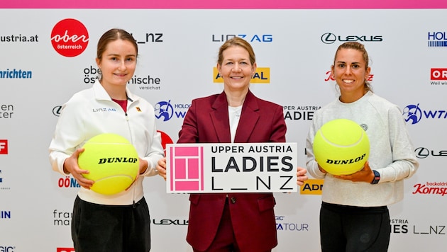 Tournament director Sandra Reichel (center) with Julia Grabher (right) and Mavie Österreicher (left), who earned a qualifying wildcard. (Bild: cityfoto.at)