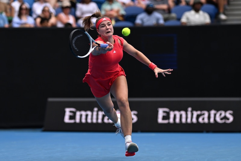 Karolina Muchova serves in Linz (Bild: EPA)