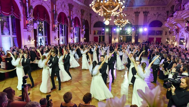 Prunkvolles Ambiente, stimmungsvolle Atmosphäre und gute Gesellschaft – der KV Ball im Palais Kaufmännischer Verein Linz gilt als Highlight der Ballsaison. (Bild: Wenzel Markus/Markus Wenzel)