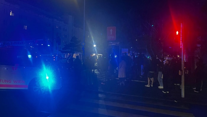 Studenten wurden vor das Gebäude gleitet und mussten auf der anderen Straßenseite warten.