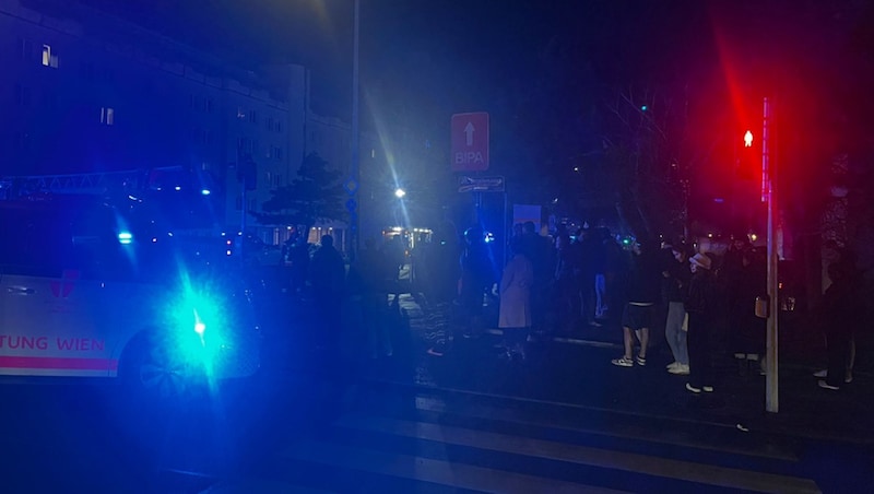 Studenten wurden vor das Gebäude gleitet und mussten auf der anderen Straßenseite warten. (Bild: Leserreporter)