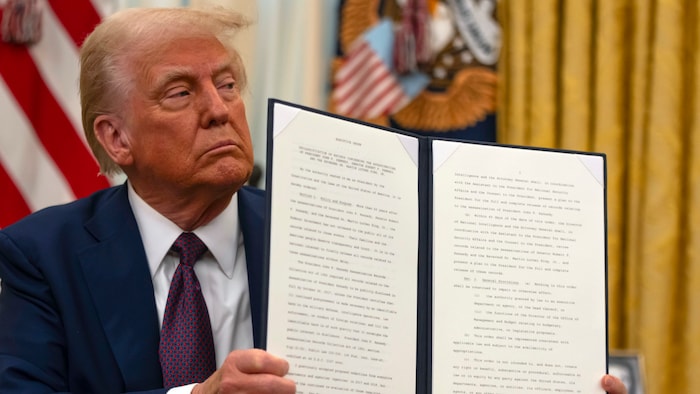 Trump hält im Oval Office des Weißen Hauses die unterzeichnete Verfügung hoch, die die weitere ...