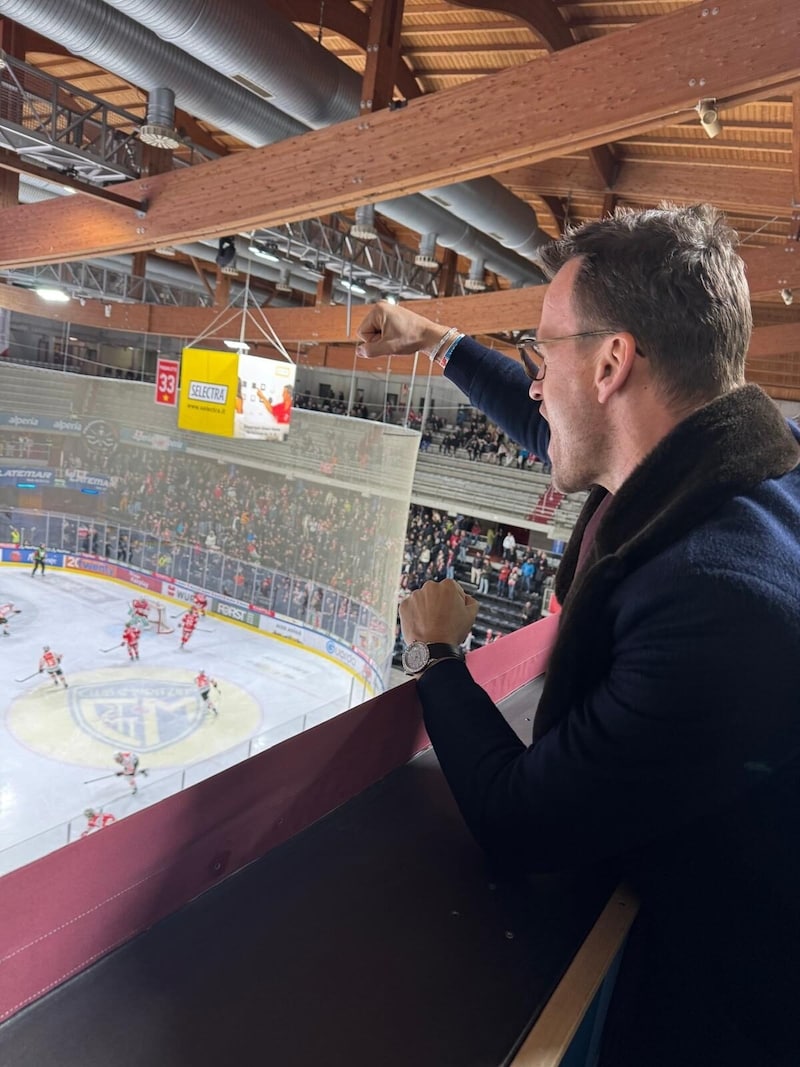 Herbert Jerich cheers on the games of his Graz99ers in the ice rink. Even away against Bolzano. (Bild: Christoph Kothgasser)