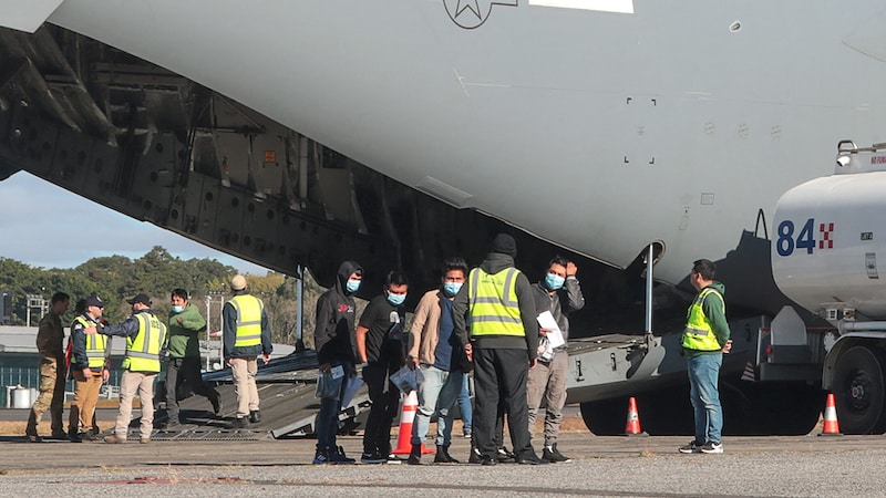 Menschen aus Guatemala, die sich illegal in den USA aufgehalten hatten, nach der Landung eines Abschiebeflugzeugs in ihrer Heimat (Bild: APA/AFP)