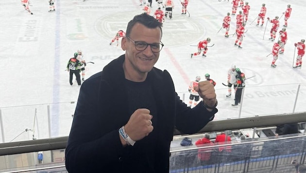 99ers president Herbert Jerich keeps his fingers crossed for the Graz ice hockey cracks in the stands. (Bild: Christoph Kothgasser)