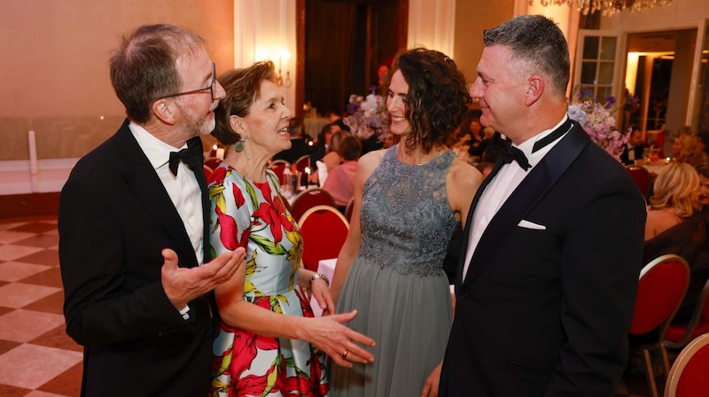 Michael und Brigitta Pallauf scherzten vor der Eröffnung des Balls mit Brigadier Peter Schinnerl und dessen Gattin Elke. Bald steht auch der Offiziersball an. (Bild: Tschepp Markus)