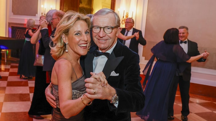 Der Landeshauptmann Wilfried Haslauer legte mit seiner Gattin Christina eine flotte Sohle aufs ...