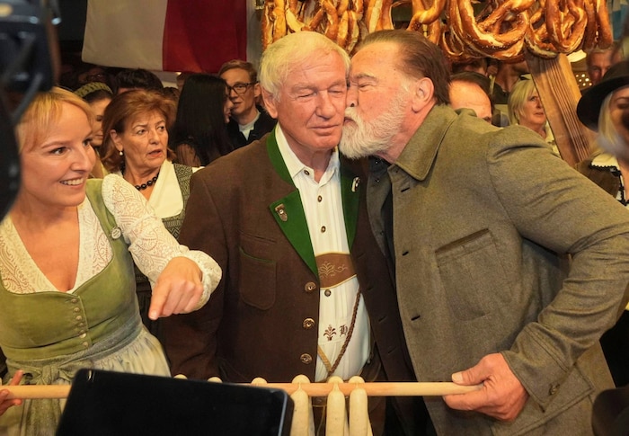 Ein Bussl von Arnie für Gastgeber Balthasar Hauser ...