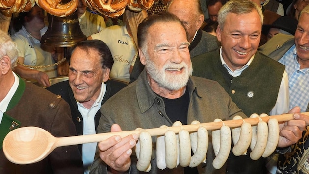 The 32nd edition of the "Weißwurstparty" at the Stanglwirt in Going as part of the Hahnenkamm Races was the first high point of the society hustle and bustle. The undisputed flashbulb king: Arnold Schwarzenegger. (Bild: Pail Sepp)