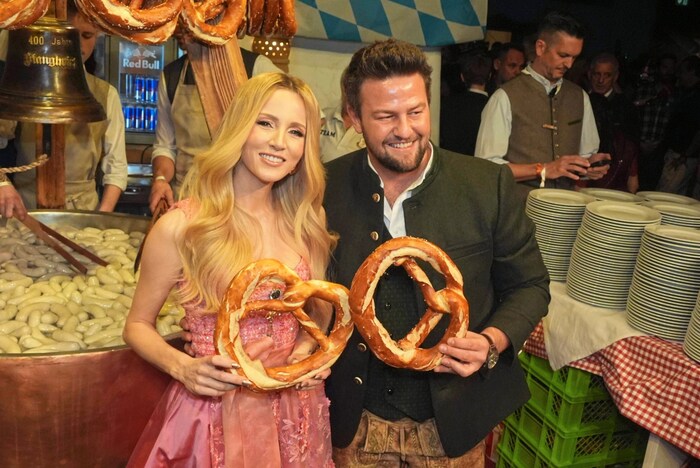 Melissa Naschenweng mit Stanglwirt-Jr.-Chef Johannes