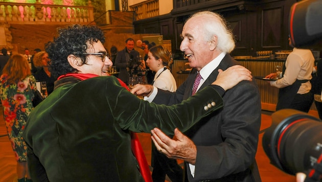 Rolando Villazón (left) was delighted with the many compliments at the premiere party - like here with Count Moy. (Bild: Tschepp Markus)