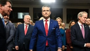 Genügend Republikaner stellten sich hinter Pete Hegseth. (Bild: AFP/SAUL LOEB)