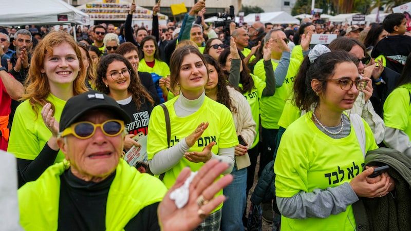 Angehörige und Unterstützende der Geiseln (Bild: AP/Ariel Schalit)