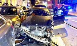 Das Unfallauto wurde durch den Zusammenprall schwer beschädigt.