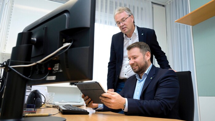 Mehr als 30.000 zumeist ehrenamtliche Wahlhelfer garantieren einen reibungslosen Ablauf. Von ...