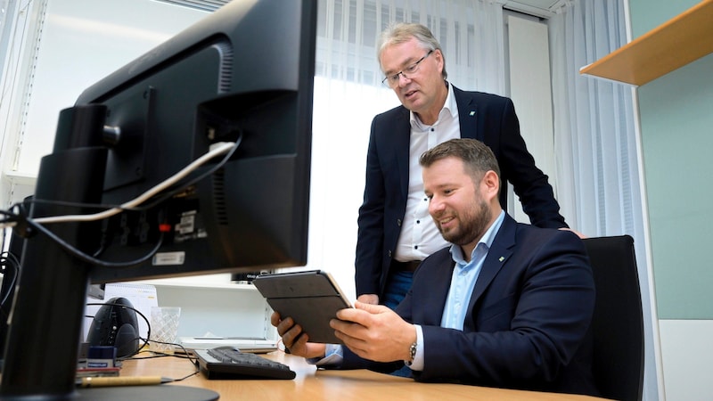 More than 30,000 mostly volunteer electoral assistants guarantee a smooth process. Ex officio on duty are the heads of IT project management Martin Riederer (right) and Josef Schnürer, head of application development at the Office of the Lower Austrian Provincial Government. With a meticulous eye, they ensure that the results from the municipalities are available quickly and clearly for all politically interested citizens - and of course the "Krone". (Bild: Molnar Attila/Attila Molnar)