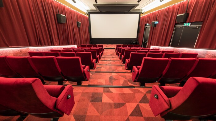 In addition to the historical silent films, the cinema uses modern digital technology.