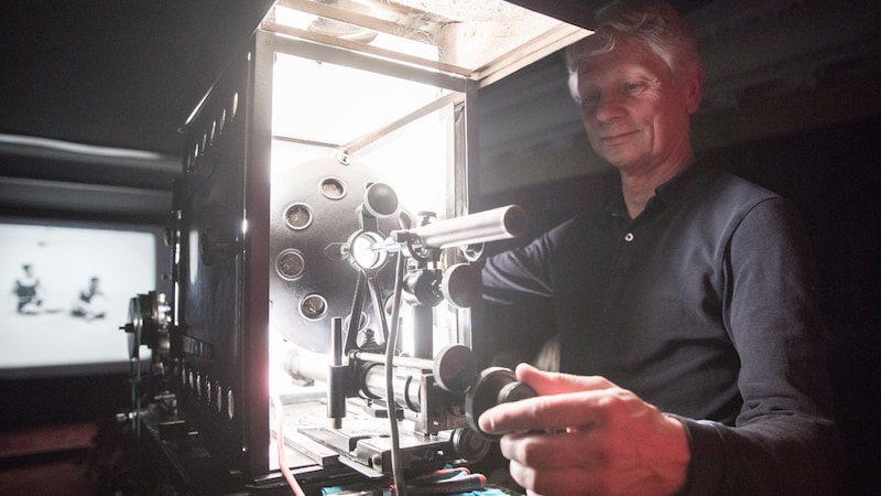 On the opening evening, the boss himself acted as projectionist: Nikolaus Wostry, head of the collection and managing director of the Filmarchiv Austria (Bild: Filmarchiv Austria/Severin Dostal)