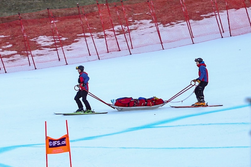 Nina Ortlieb wird mit dem Akja abtransportiert. (Bild: GEPA pictures)