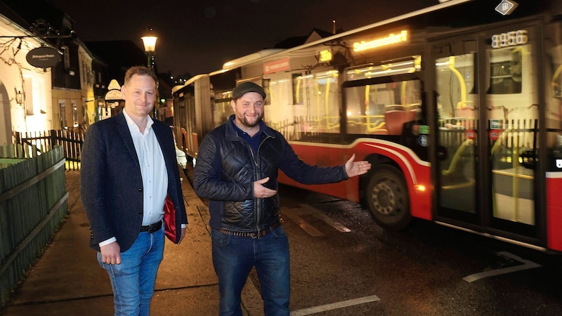 FPÖ district party chairman Klemens Resch (left) and junior manager Thomas Huber from Heurigen Fuhrgassl-Huber are calling for a direct connection. (Bild: Tomschi Peter)