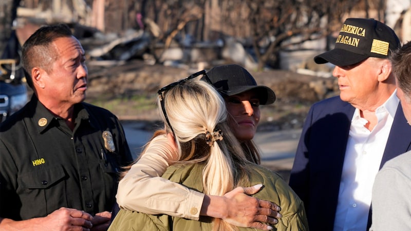 Melania Trump hugs a local resident. (Bild: AP/Mandel Ngan)