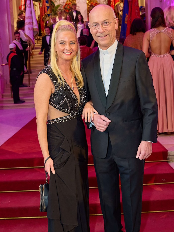 Toni Faber mit Begleitung Natalie am Roten Teppich.