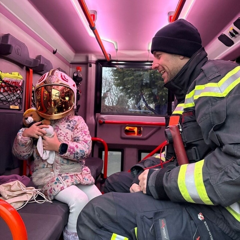 Auch der Feuerwehrhelm ist für Lana spannend.  (Bild: J. Engelmann)