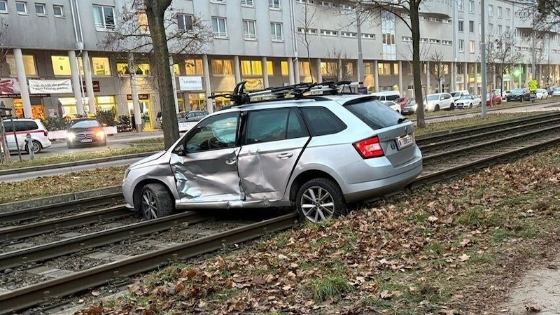 Das Unfallauto musste von den Gleisen geborgen werden.  (Bild: J. Engelmann)