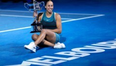 Madison Keys mit der Trophäe (Bild: Copyright 2025 The Associated Press. All rights reserved)