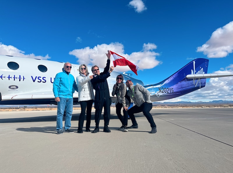 Vor exakt einem Jahr gelang Haider und seinen Kollegen der große Flug ins Weltall. Die teuren Tickets dürften sich ausgezahlt haben. „Bald wieder“ könnte es einen Österreicher im All geben. (Bild: ServusTV)