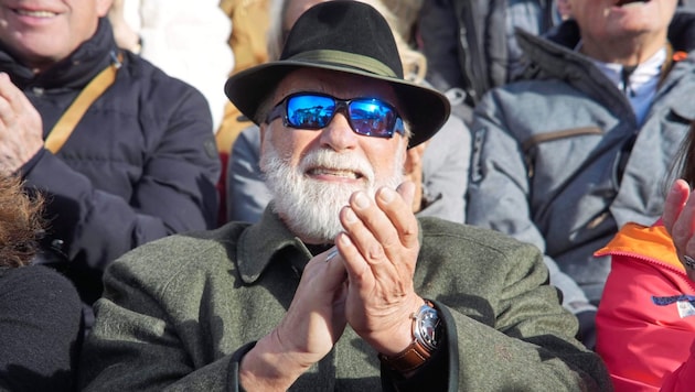 Der „Terminator“ verteilte erst Pizza, machte dann Erinnerungsfotos.