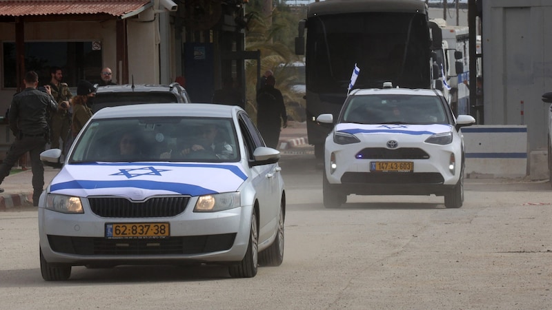 In diesen Autos wurden palästinensische Häftlinge aus israelischen Gefängnissen gebracht. (Bild: AFP/Gil Cohen-Magen)