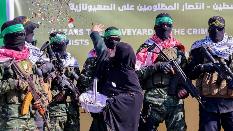 Die Hamas machte aus der Übergabe eine Show. (Bild: AFP/Omar Al-Qattaa)