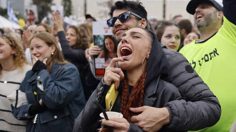 Familienmitglieder und Freundinnen sowie Freunde der Geiseln (Bild: AFP/John Wessels)