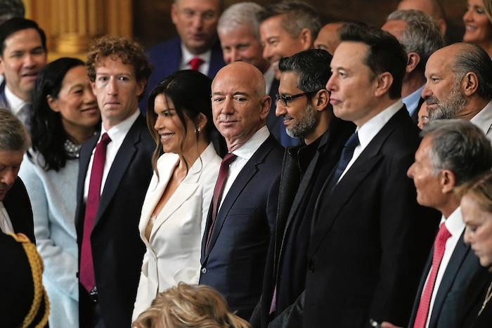 Mark Zuckerberg (links) bei der Angelobung von Donald Trump